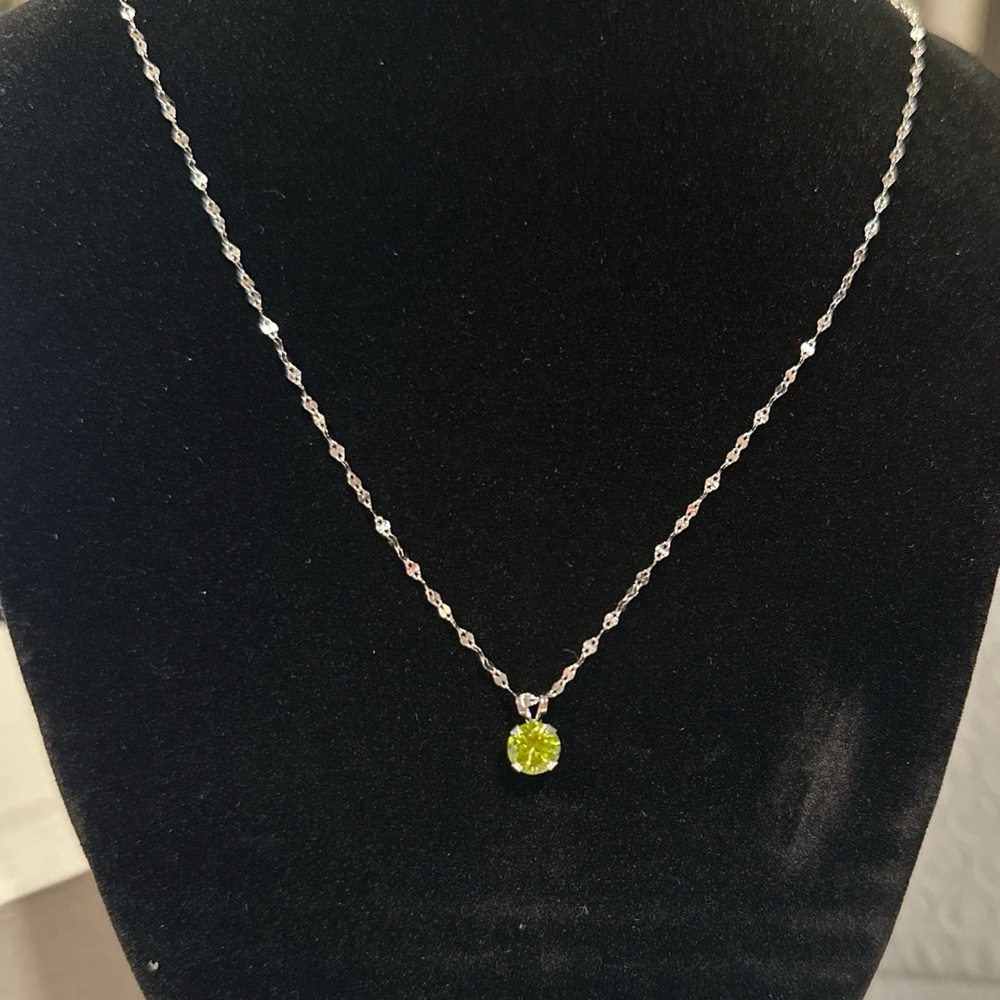 Elegant Silver Necklace with Green Pendant